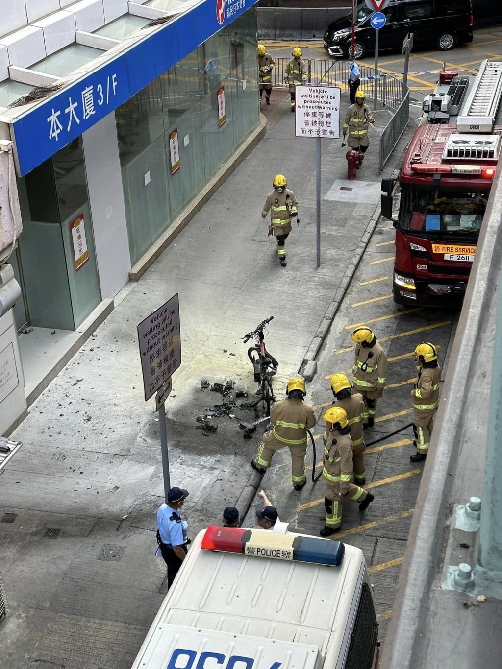 现场为旺角道26号对开街头位置，消防赶至救熄。香港突发事故报料区FB