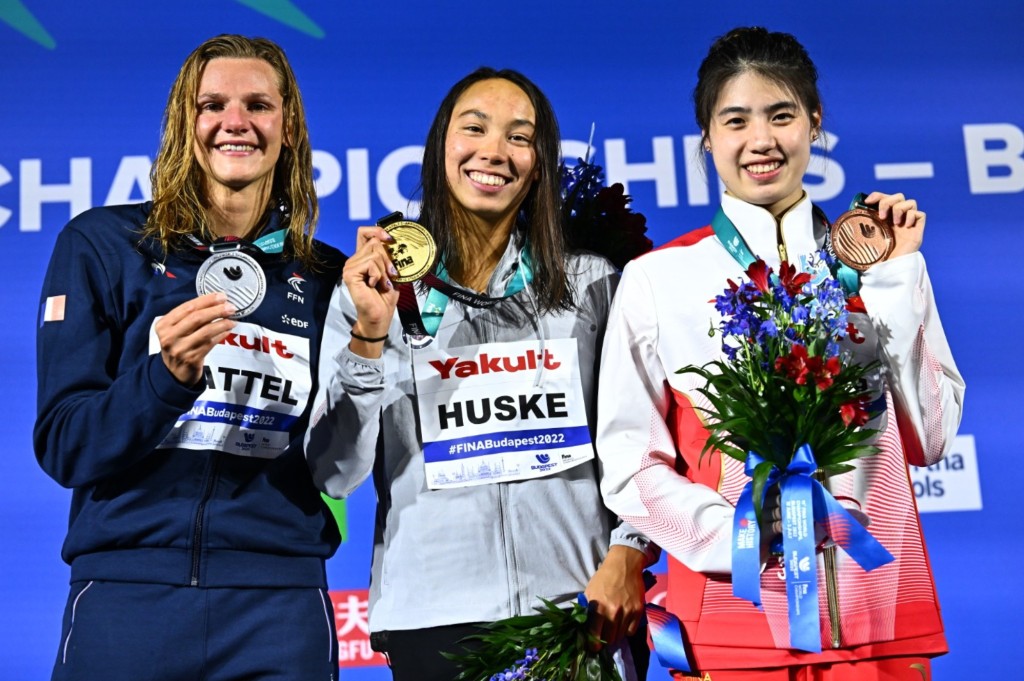 张雨霏(右)摘下女子一百米蝶泳铜牌。国际泳联官网图片