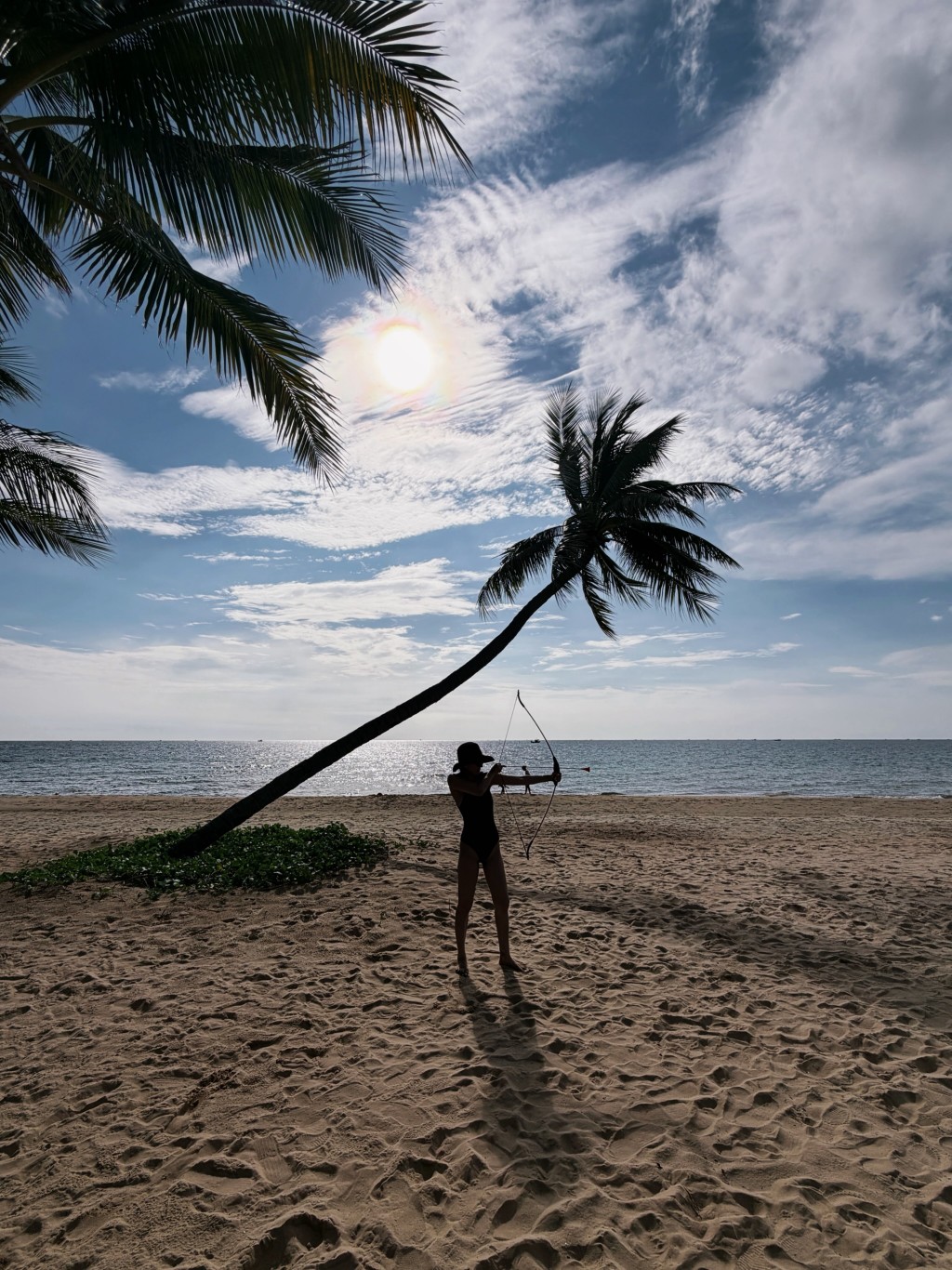 任祉妍在富國島的夕陽下擺出英氣十足的射箭姿勢，大晒凹凸有致的完美線條。