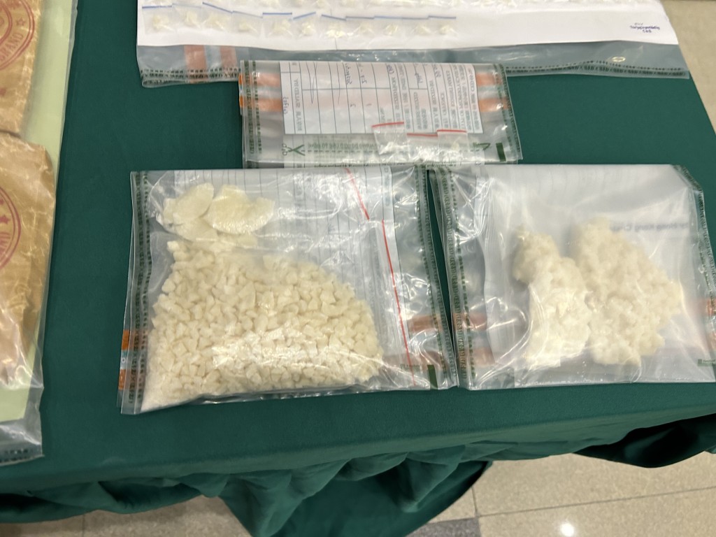 海關檢獲的毒品市值約150萬元。曾志恒攝 海關檢獲的毒品市值約150萬元。曾志恒攝