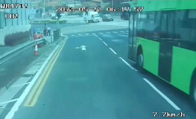 巴士沿寶琳路往觀塘方向行駛，當時為綠燈行車。網片截圖