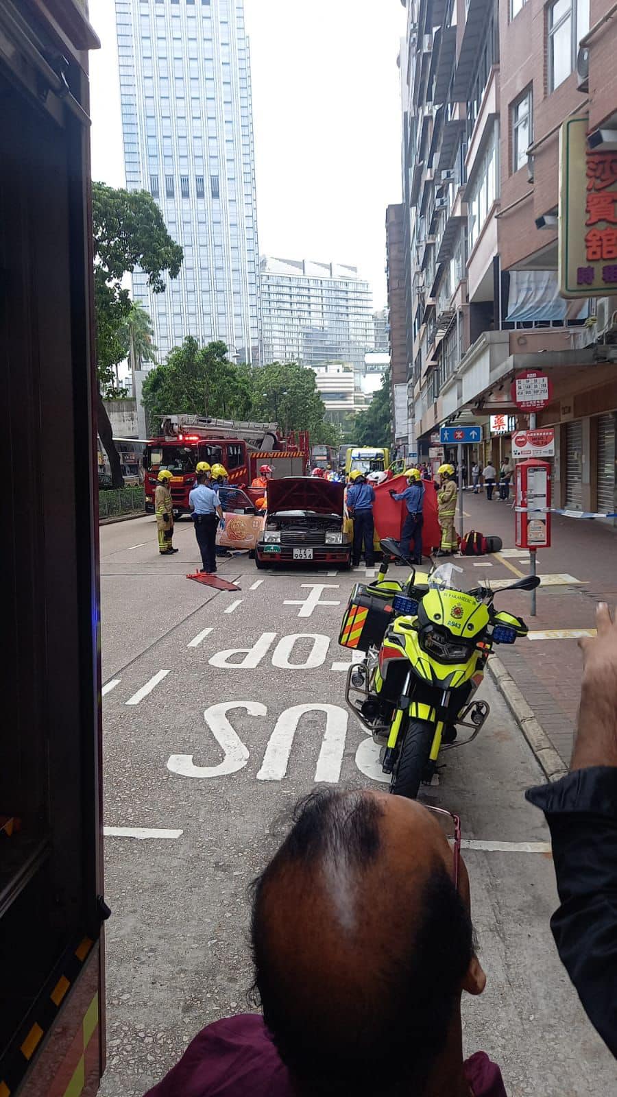 消防趕到現場救援，在現場張起紅布，將男子及其殘肢移離的士車廂。(馬路的事FB)