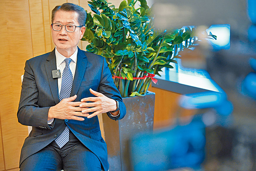 財政司司長陳茂波表示,難以跟內地恢復通關,對香港經濟影響將會更大。