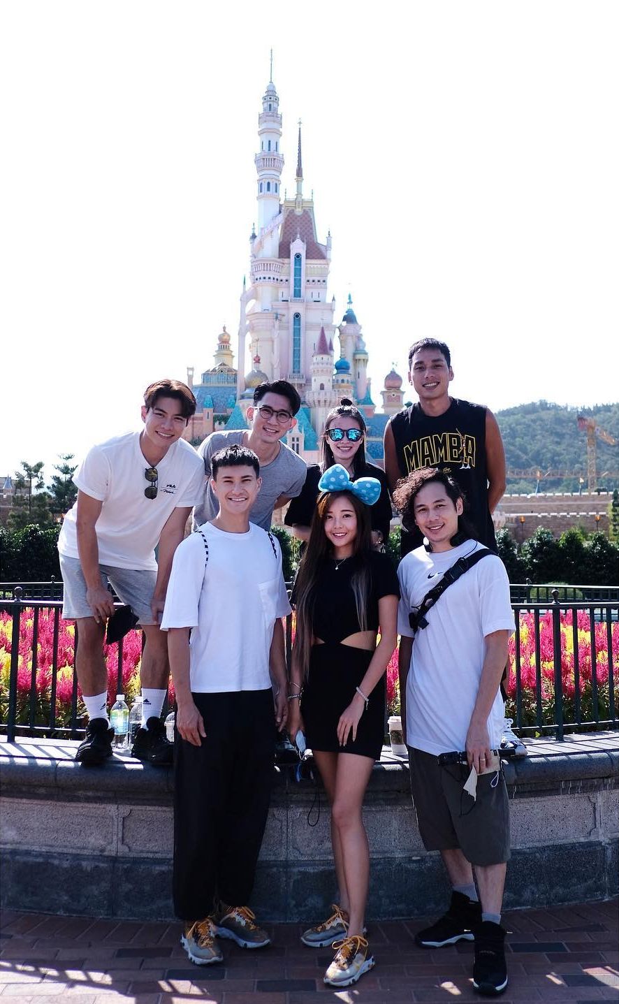 余思霆與朱敏瀚拍拖時，曾與一班藝人好友到迪士尼。