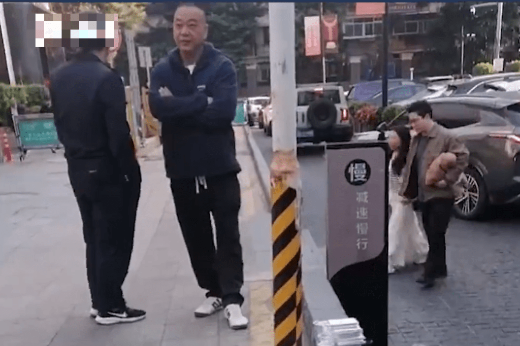 兩名保安寸步不離看守銀磚。