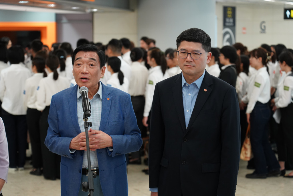 醫管局主席范鴻齡（左）、醫管局行政總裁高拔陞（右）。資料圖片