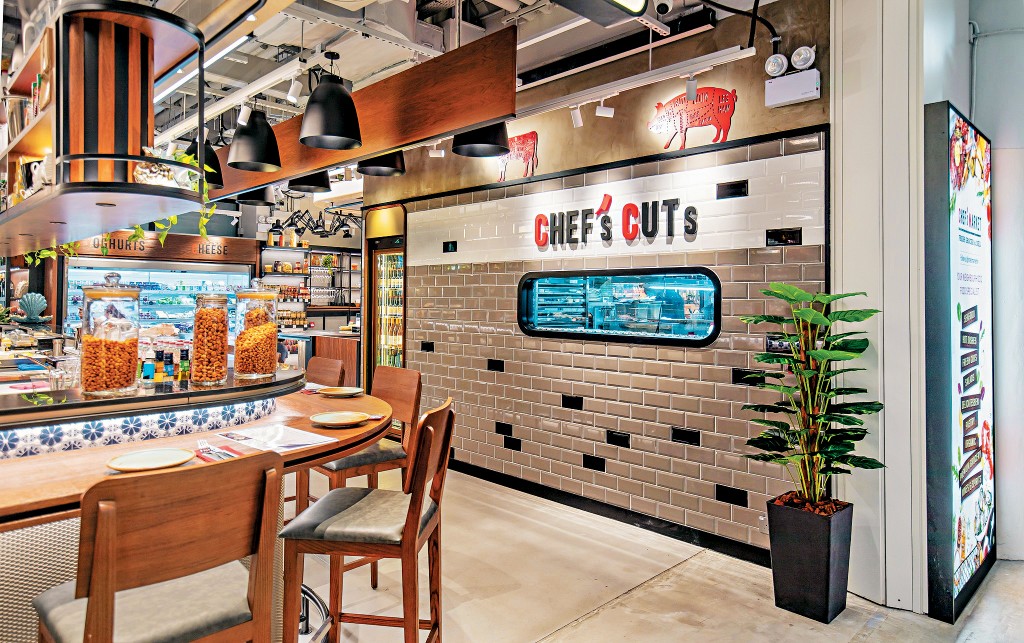 Chef's Cuts再出现食物中毒个案，5名男女在黄竹坑店进食生蚝后出现屙呕。