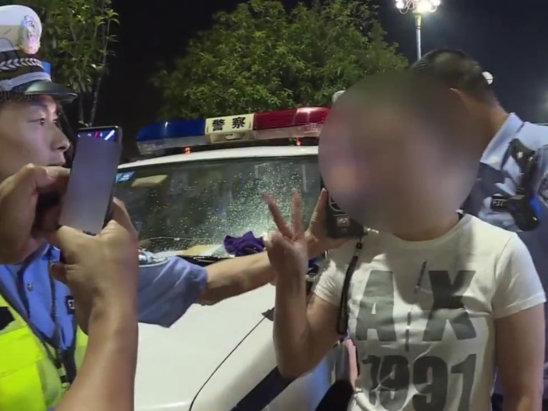 女子摆出V字手势,还说:「明天会不会上新闻?」(网图)