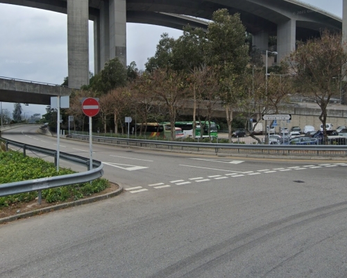 青山公路汀九段迴旋處發生交通意外。網圖