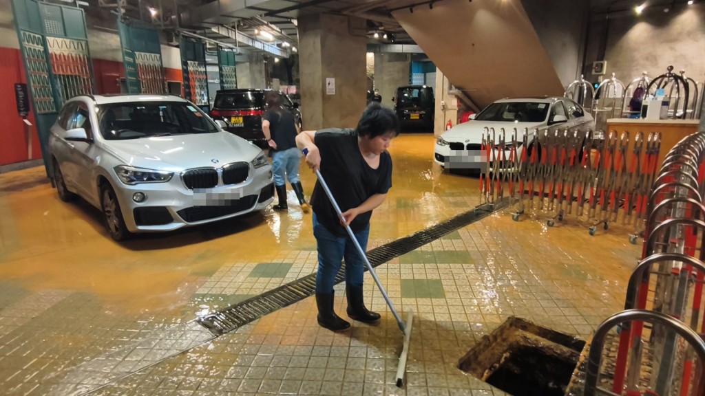 酒店職員慌忙用掃帚掃水。徐裕民攝 酒店職員慌忙用掃帚掃水。徐裕民攝