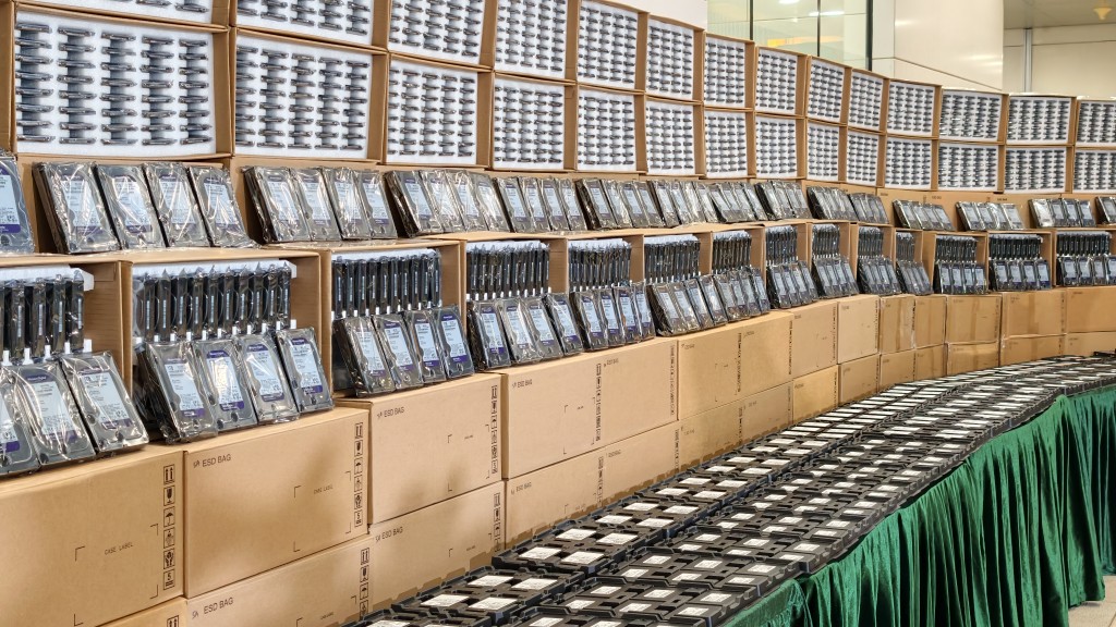 海關檢獲約1.7萬件懷疑冒牌電腦儲存裝置,包括1.4萬個硬碟和3000張記憶卡,估計市值共約2500萬元。黃文威攝 海關檢獲約1.7萬件懷疑冒牌電腦儲存裝置,包括1.4萬個硬碟和3000張記憶卡,估計市值共約2500萬元。黃文威攝