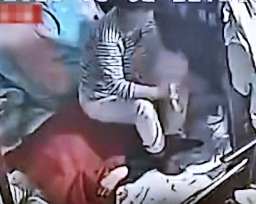 閉路電視揭破保姆焗死老婦的惡行。影片截圖