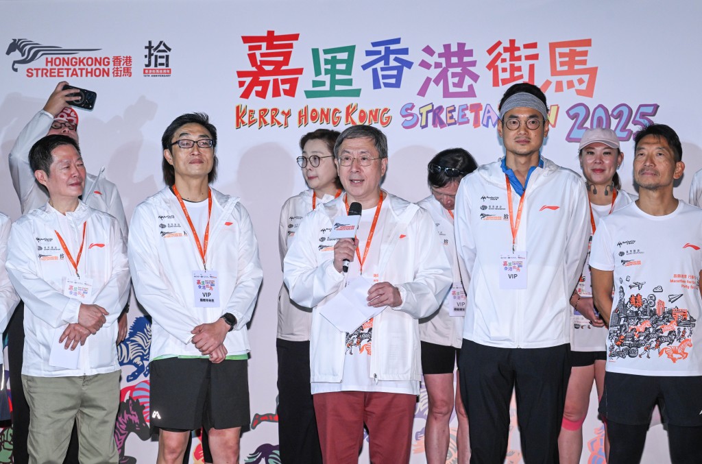 卓永興今早主持「嘉里香港街馬」全馬及半馬賽事起步禮時致辭。政府新聞處圖片