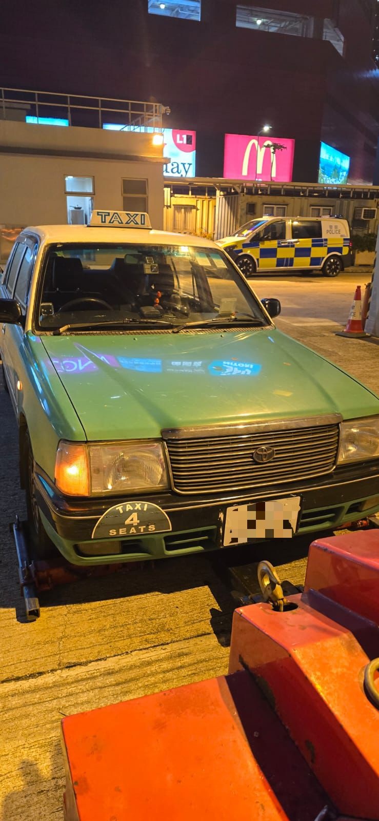 所有涉案的士已被扣留作進一步檢驗。警方提供