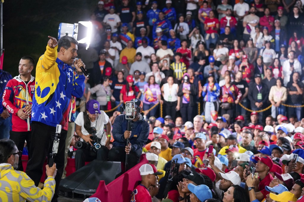 马杜罗胜选后在总统府向支持者发表胜利演说。美联社