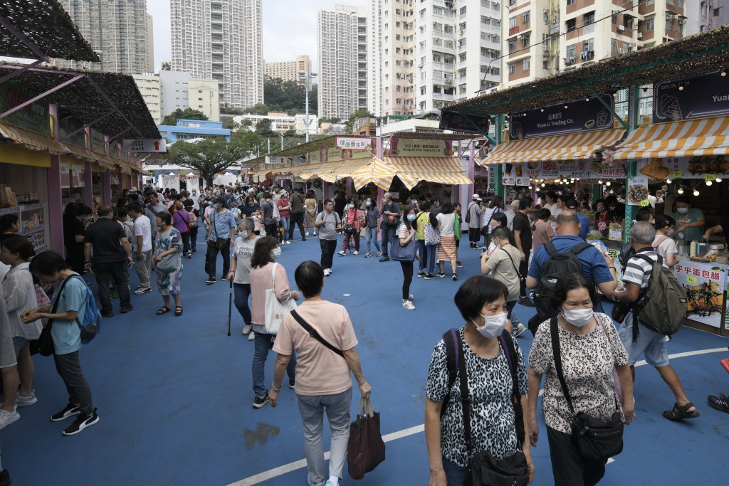 「第10届香港美食嘉年华」今日起至11月5日，一连9天在葵涌运动场举行，现场人头涌涌。陈浩元摄