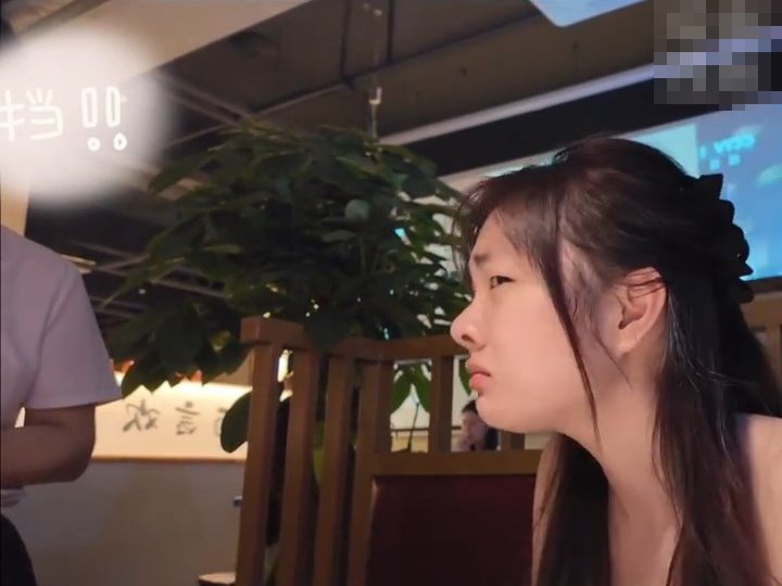 女博主在餐厅内离奇获邀请入包厢,即场拒绝。 女博主在餐厅内离奇获邀请入包厢,即场拒绝。