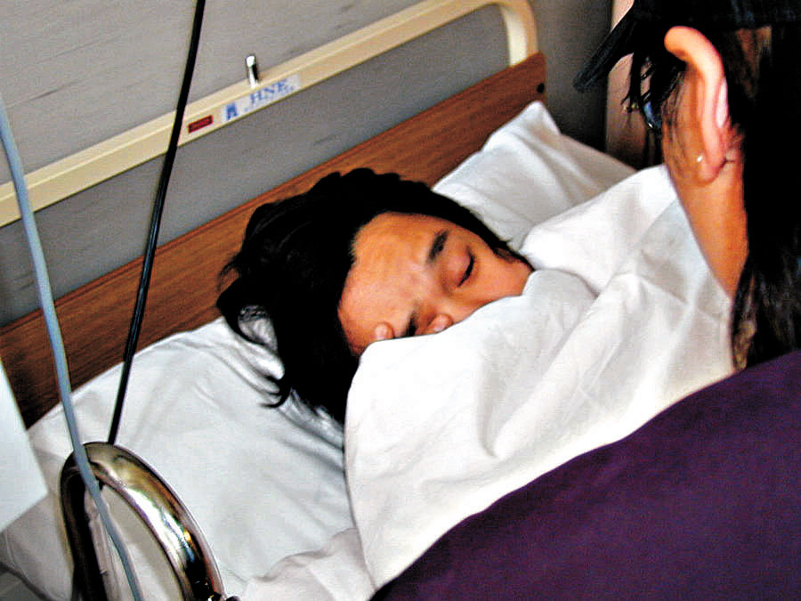 漢陽於2001年曾昏迷入院。