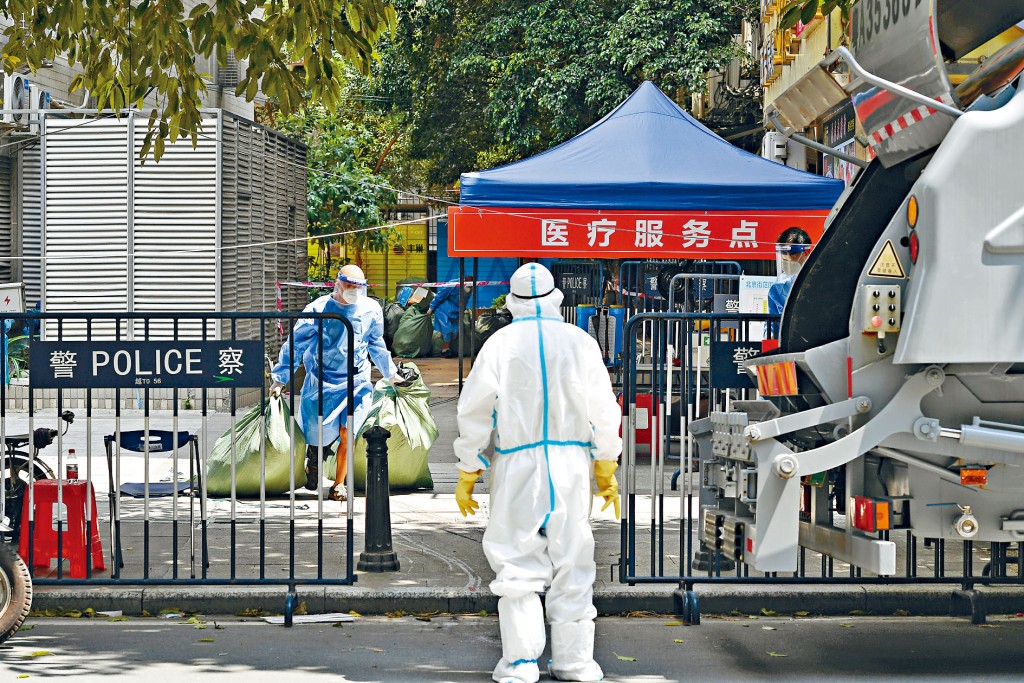 ■廣州市越秀區，工作人員在北京街道處理疫情垃圾。