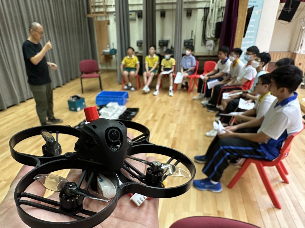 该校为小学生举办「第一视角竞速穿越无人机课程」。