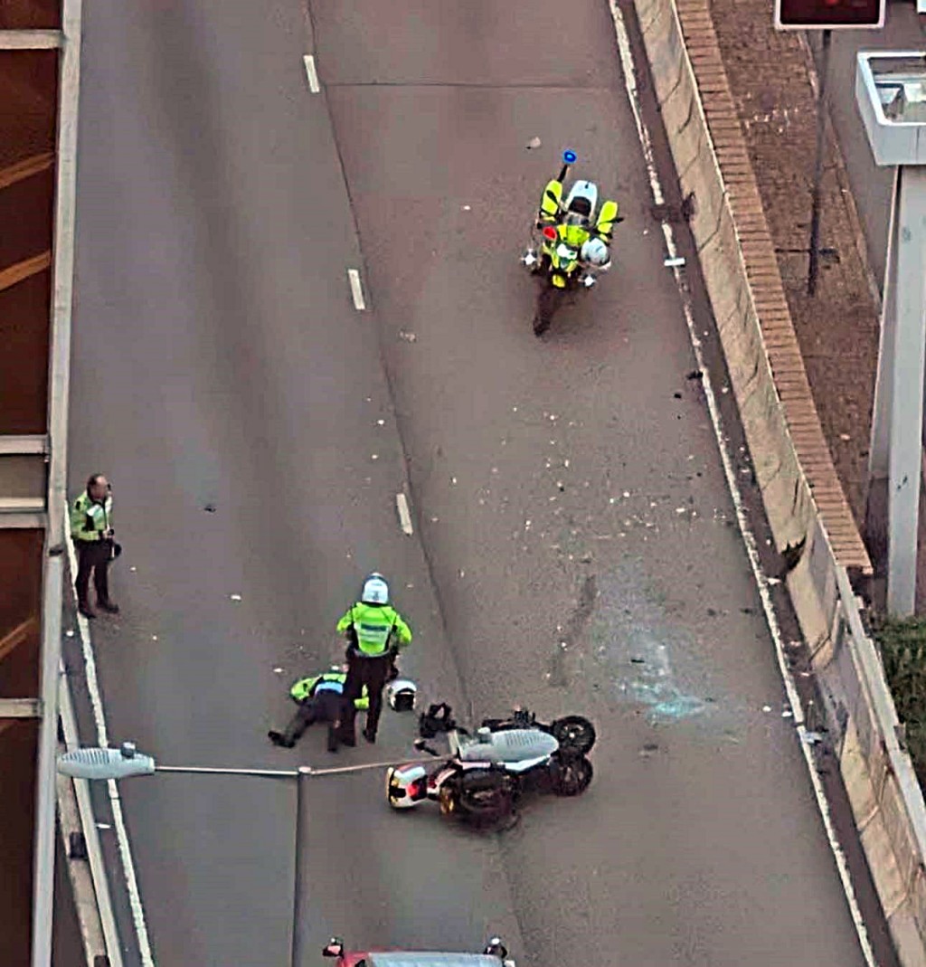 交警增援意外翻車受傷。網圖 交警增援意外翻車受傷。網圖