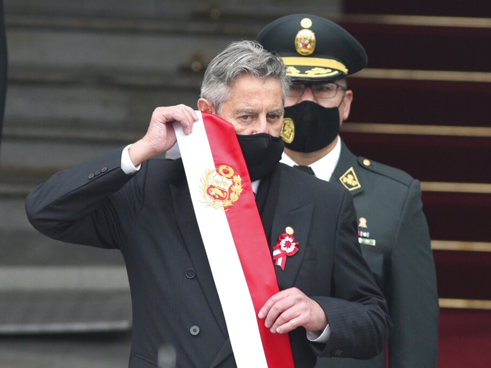 秘魯前總統薩加斯蒂脫下總統肩帶，正式卸任。AP圖