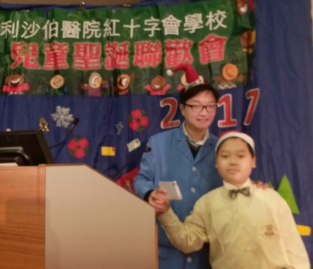 Wilson(左)是嘉文(右)在醫院學校的老師,他欣賞嘉文患病期間仍堅持努力學習。(香港紅十字會提供) Wilson(左)是嘉文(右)在醫院學校的老師,他欣賞嘉文患病期間仍堅持努力學習。(香港紅十字會提供)