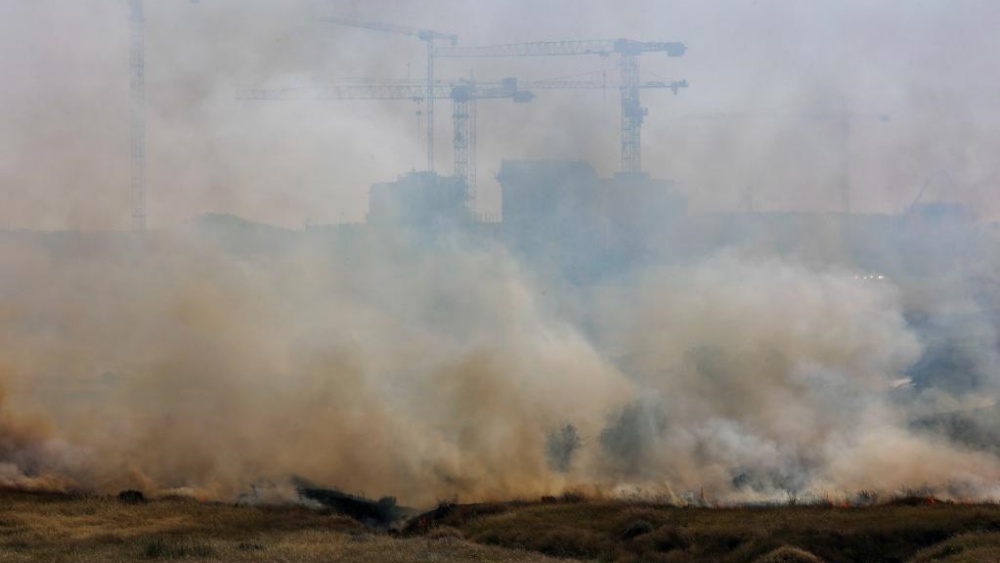 以色列南部一处建筑工地遭火箭炮袭击。新华社