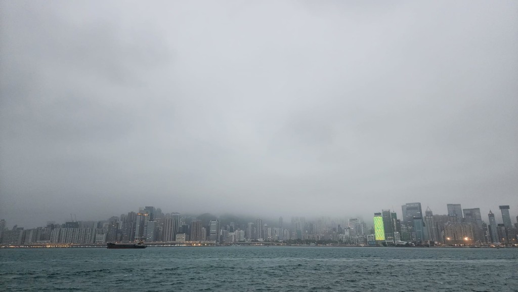 本港地區今日大致多雲,有幾陣雨,部分地區能見度較低。黎志偉攝 本港地區今日大致多雲,有幾陣雨,部分地區能見度較低。黎志偉攝