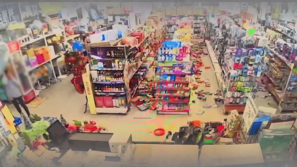 台東強震，超市商品「骨牌式」倒塌，店員顧客急逃命。 youtube