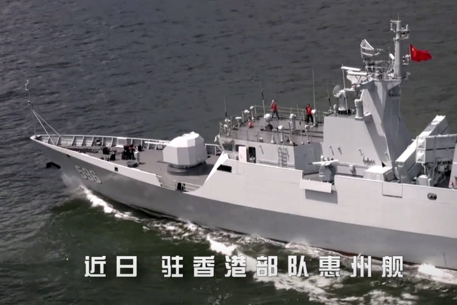 解放軍駐港部隊在南海進行軍事訓練。影片截圖