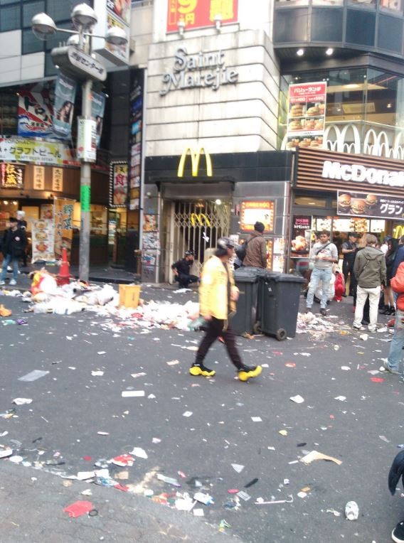 澀谷萬聖節狂歡夜後，隔天垃圾往往布滿整條街道。X@Jumpeikobushi