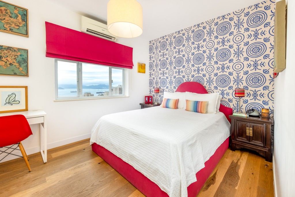 房间贴上花纹墙纸，装潢充满复古气息。