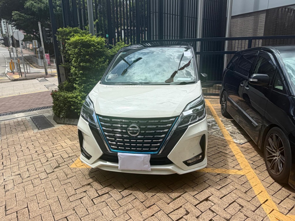 被扣查的白牌车。