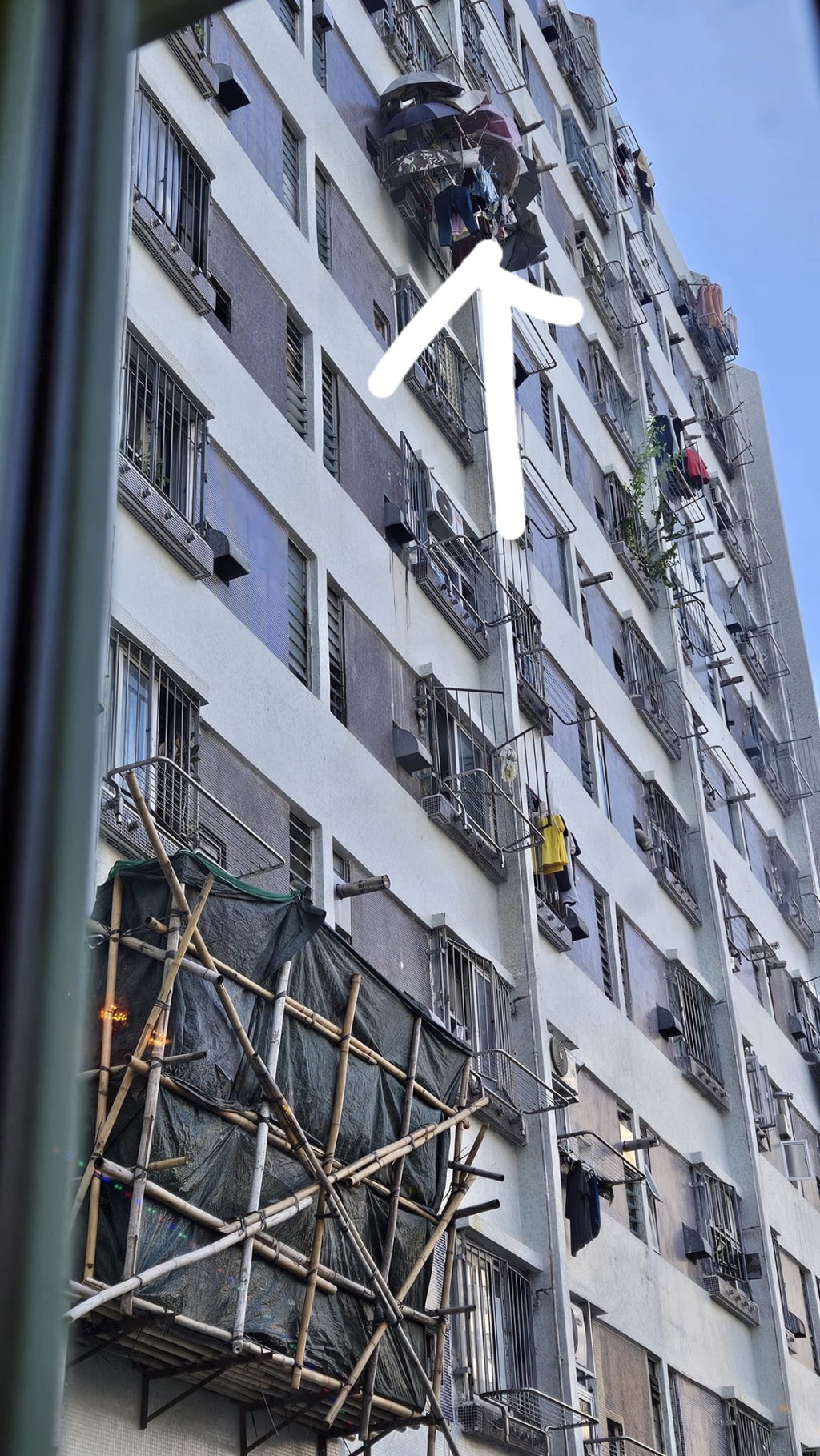 蝴蝶邨一單住窗外，遠看如大潮濕天氣下，牆角「吽」出姑菌般層層疊疊堆滿一大堆物體。fb「真.屯門友」截圖