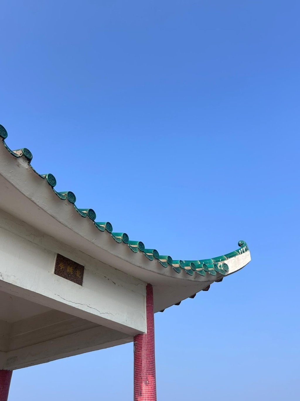 一名男子上周五在長洲行山時失足墮地受傷,幸得三名長洲聖心學校學生協助報警並陪伴在側。threads圖片 一名男子上周五在長洲行山時失足墮地受傷,幸得三名長洲聖心學校學生協助報警並陪伴在側。threads圖片