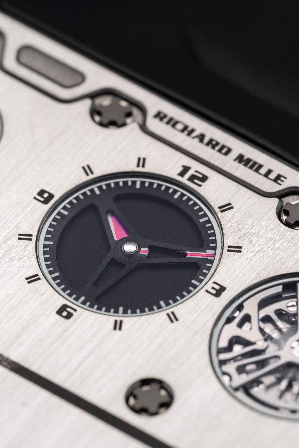 直接以小时和分钟轮代替传统指针指示时间。刻度字款和款式来自法拉利仪表板。