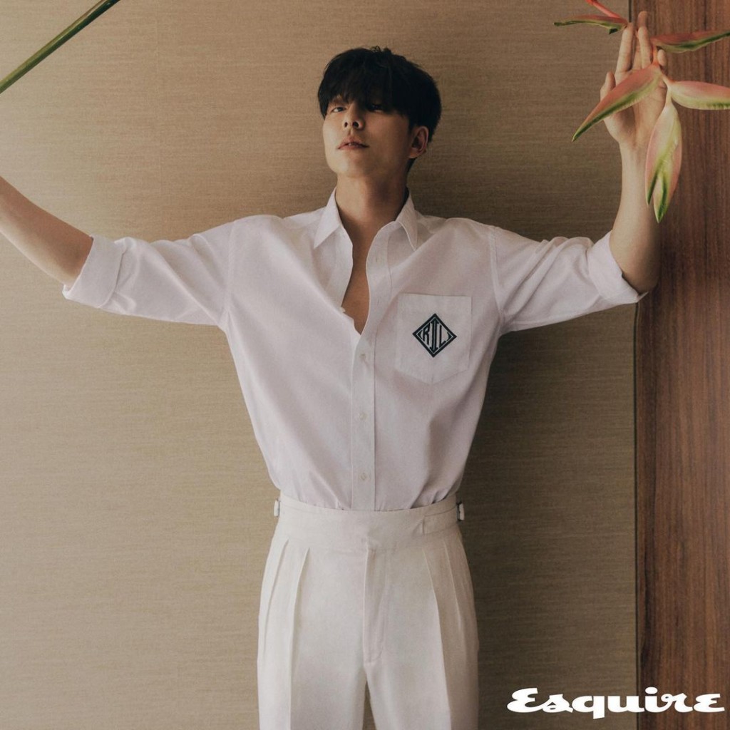唔扣一半鈕好犯規。（來源：Esquire Korea）