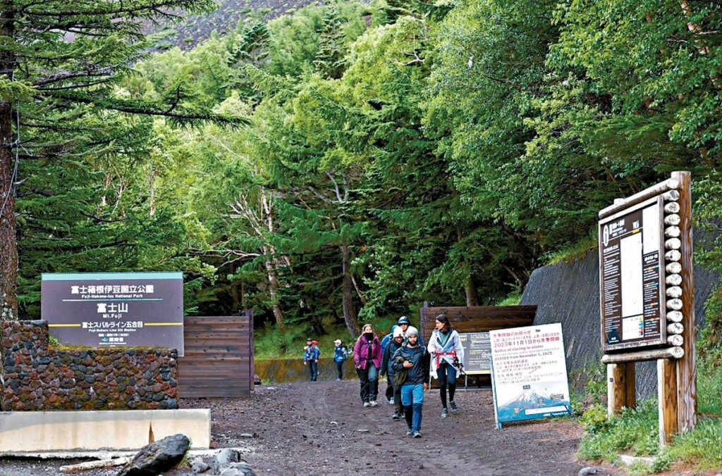 在非登山期，如有富士山游客需要官方出动救援直升机救援，或收取每5分钟8000日圆。路透社