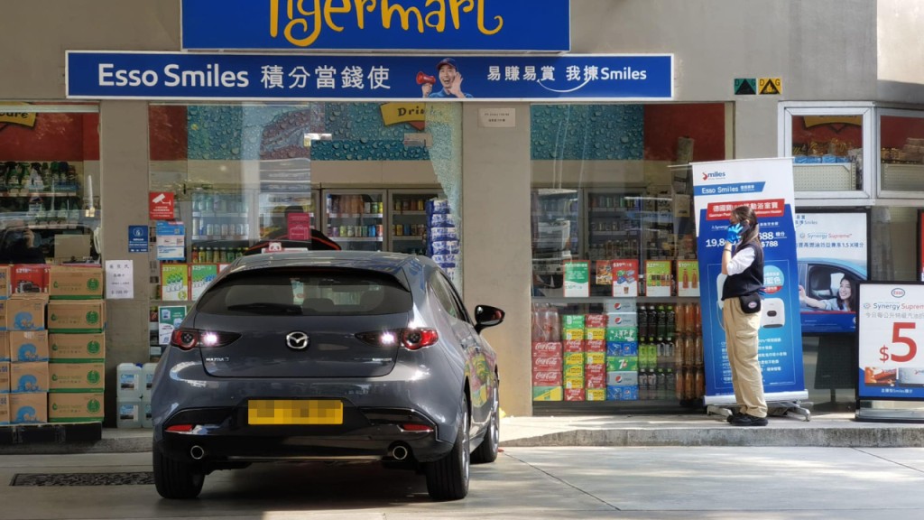 粉嶺私家車撞油站便利店 無人受傷。馬路的事討論區FB
