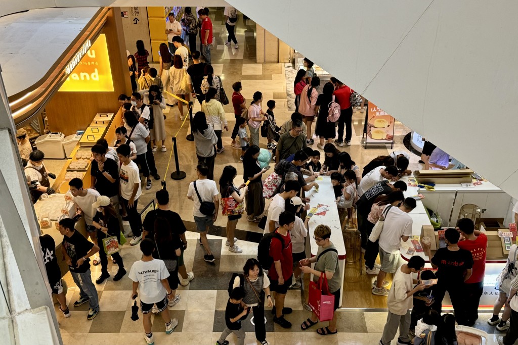 深圳商場食店人頭湧湧。