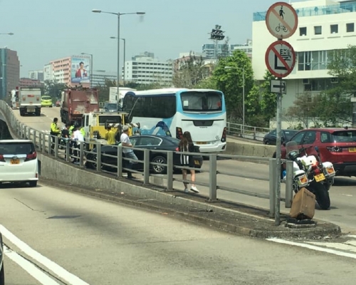私家車撞毀。網民Samuel Lau 圖片