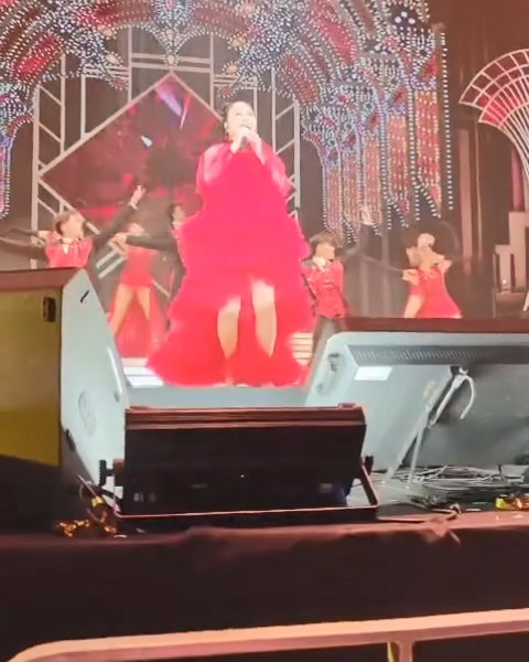 汪明荃演唱會台上走動極小心。