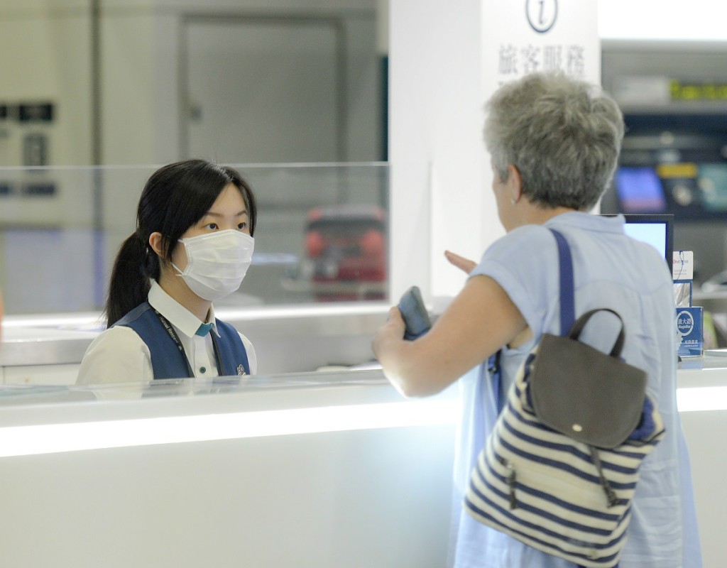 機場人員戴上口罩。資料圖片