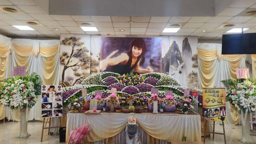 資深藝人李小飛今天舉辦告別式,以《鹿鼎記》經典角色作為遺照。 資深藝人李小飛今天舉辦告別式,以《鹿鼎記》經典角色作為遺照。