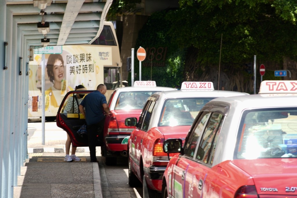 全港的士今天起加价。刘骏轩摄