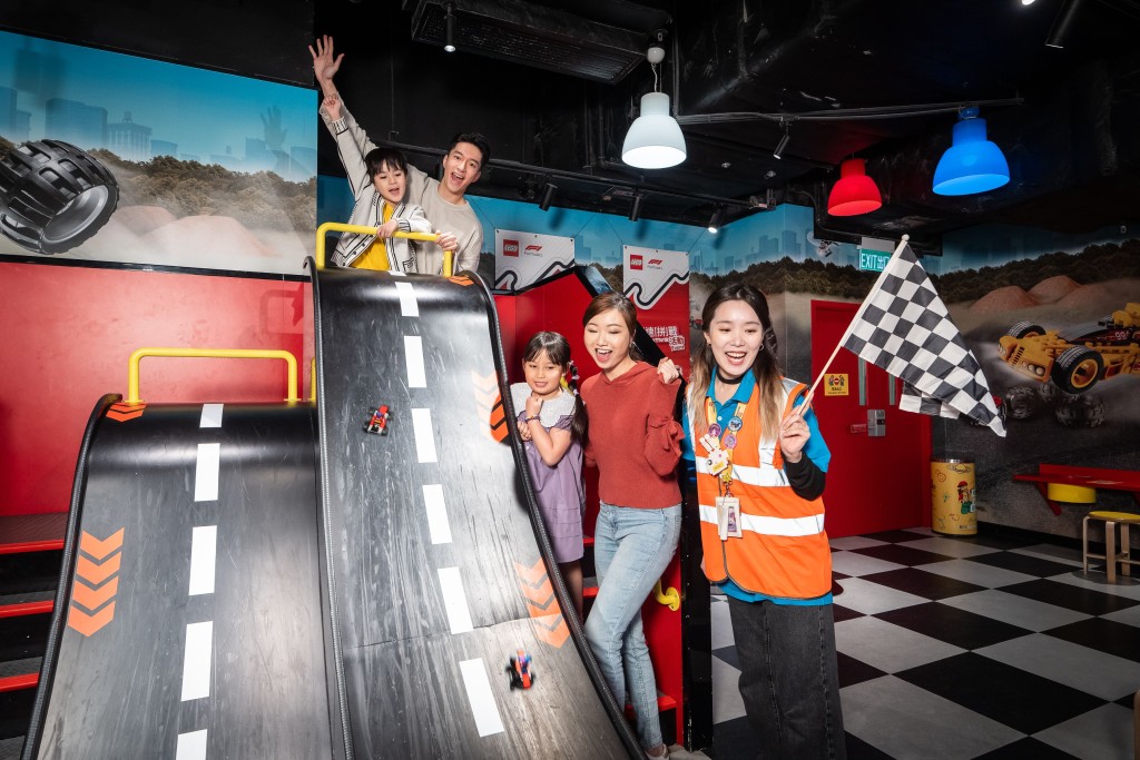 小車手們可拼砌一輛型格賽車及創造人仔車手，在賽道上競速，測試拼砌的賽車能否競逐成功。 