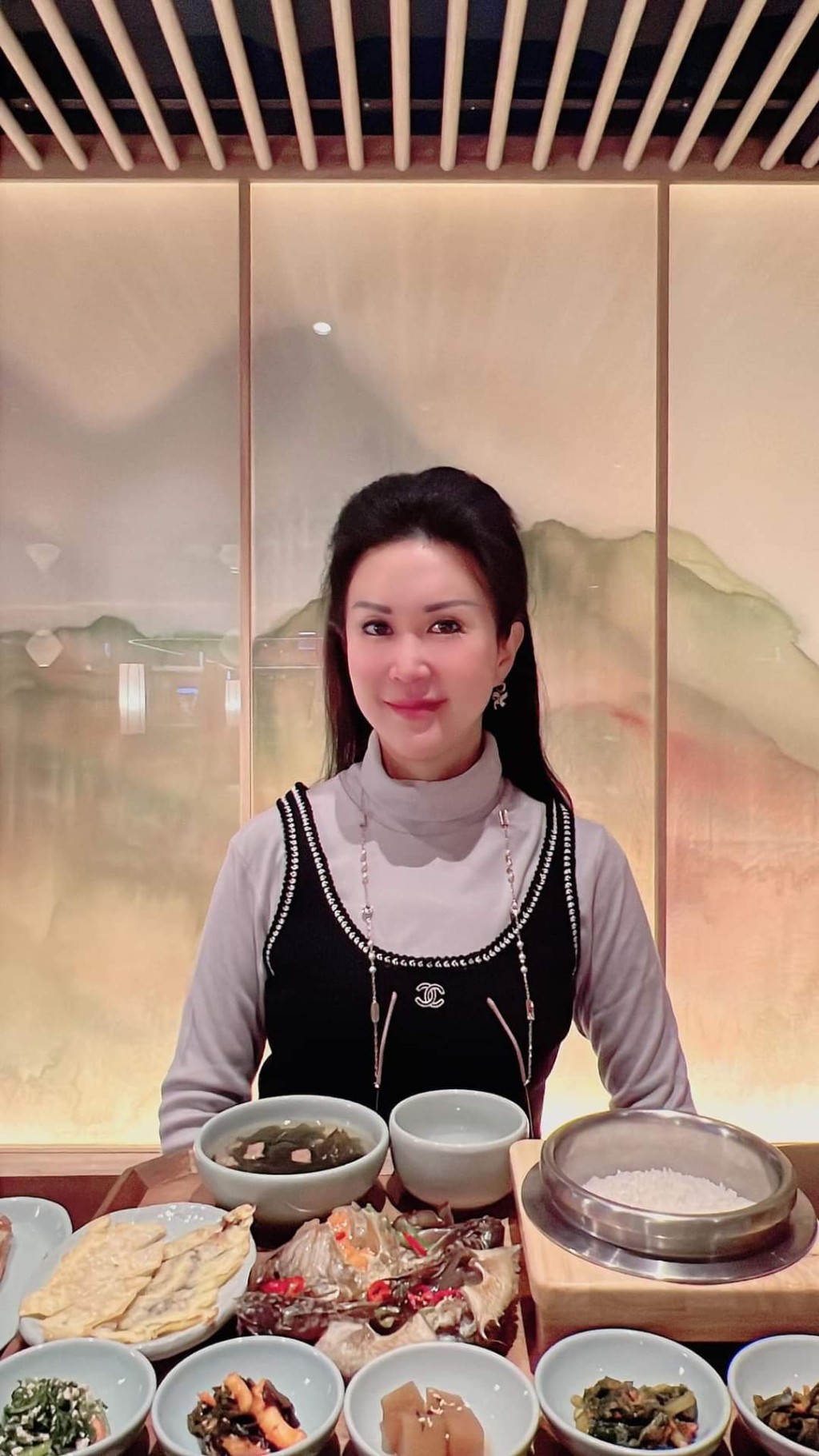  林太在韓國旅遊品嚐當地美食。