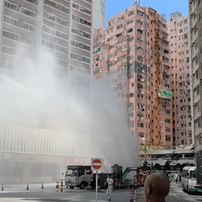 水柱激射至逾10米高，天空如下了暴雨。fb：香港突發事故報料區及討論區