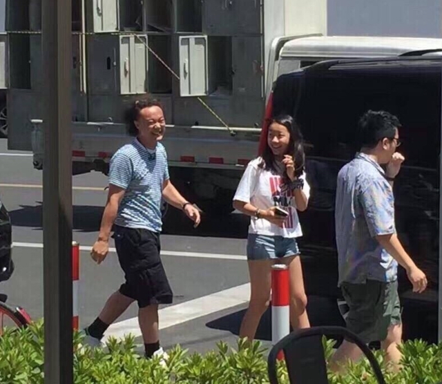 大個女嘅康堤同爸爸。